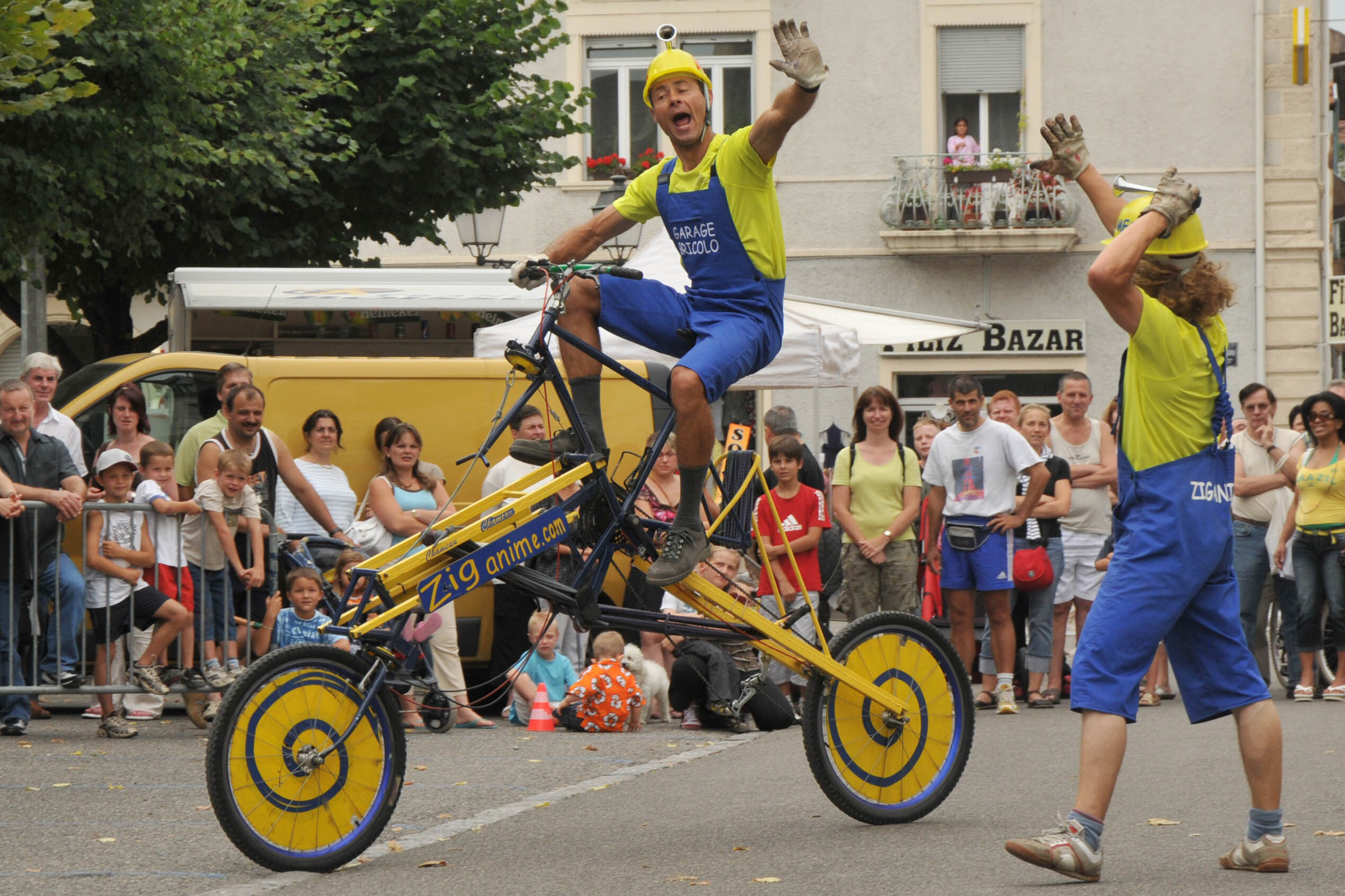 Vélo farfelu de la troupe Ziganime