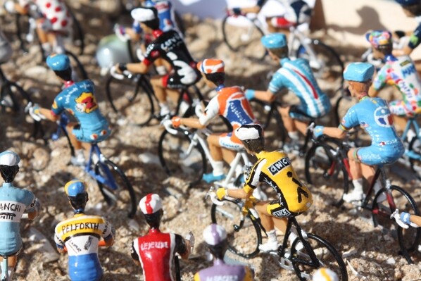 Alain Quenderf réalise des figurines aux couleurs des maillots des plus grands champions cyclistes.