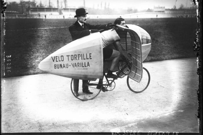 Le vélo-torpille de Etienne Bunau-Varilla et Marcel Riffart piloté par le cycliste Marcel Berthet.