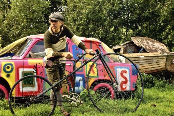 Le collectionneur Anglais Cally Callomon avec sa copie du vélo Lawson.