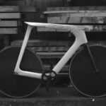 Le vélo Alérion sculpté par Charles Boulnois sur un cadre en bois de l'éditeur Keim.