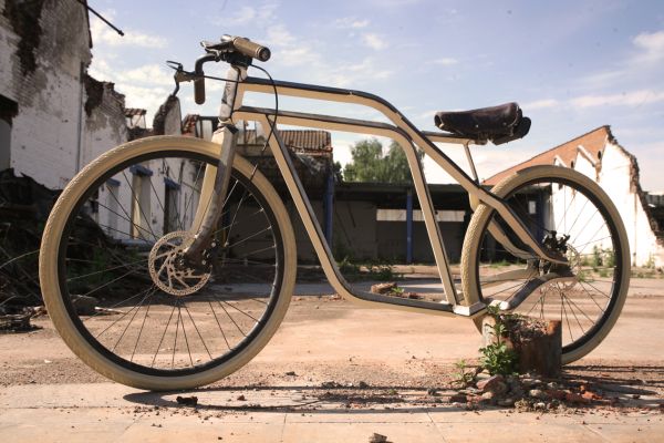 Le Newton Gravity Bike est un vélo de descente sans pédales construit par trois étudiants en design : Maximilien Carlier, Arthur Etard et Wandrille Heusse.