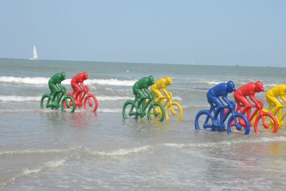 L'oeuvre 'De ontsnapping' (l'échappée) d'Erik Nagels surfe sur la vague de la nostlagie des échappées cyclistes des figurines de plastique.