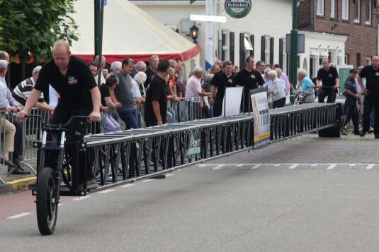 Le vélo le plus long du monde selon le Guiness Book of Records est un projet néerlandais de 35,79 mètres de long.