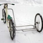 Vélo chopper doté d'une structure pour accueillir un side-car.