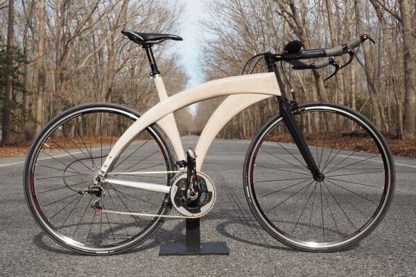 Vélo en bois de Max Samuelson (Woody Bicycles). Cadre creux en stratifié de chêne rouge d'Amérique.