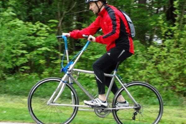 Le Hand Assisted Bike intègre toutes les fonctions classiques du pilotage d'un vélo (direction, freinage et changement de vitesse) au niveau des poignées.