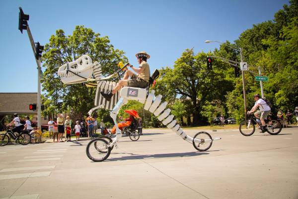 Vélo trike en forme de squelette de dinosaure.