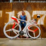 Robert Egger, directeur créatif du fabricant de vélos américain Specialized, avec son vélo fUCI.