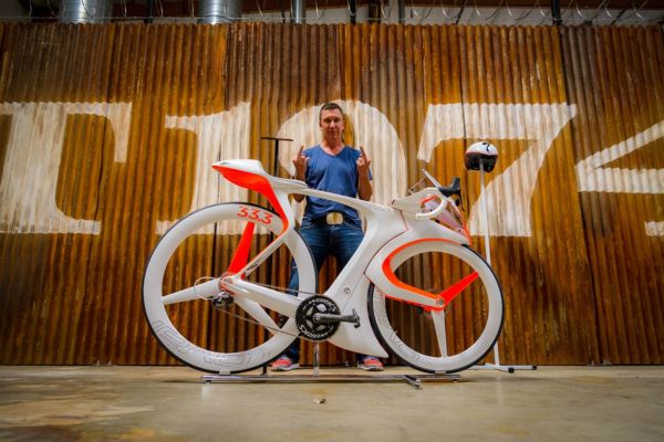 Robert Egger, directeur créatif du fabricant de vélos américain Specialized, avec son vélo fUCI.