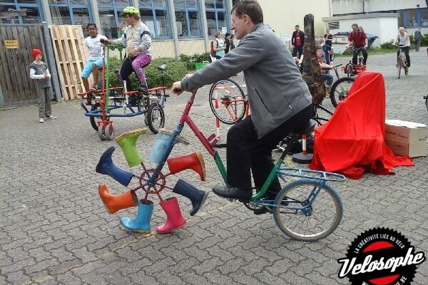 Et si on remplaçait une roue du vélo par des bottes? Vélo spécial de Cycles Comiques Olm.