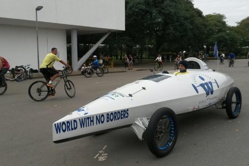 Ebrahim Hemmatnia à bord de son vélo amphibie.