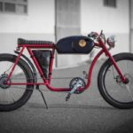 Le vélo urbain électrique RaceR d'Oto Cycles rappelle les Café Racers