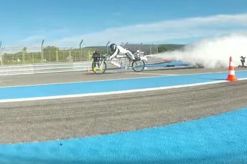 François Gissy a établi un record de vitesse à 333 km/h sur un vélo-fusée confectionné par son ami ingénieur Arnold Neracher.