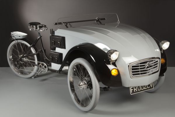 vélo triporteur de Luca Agnelli avec museau de Citroën 2CV.