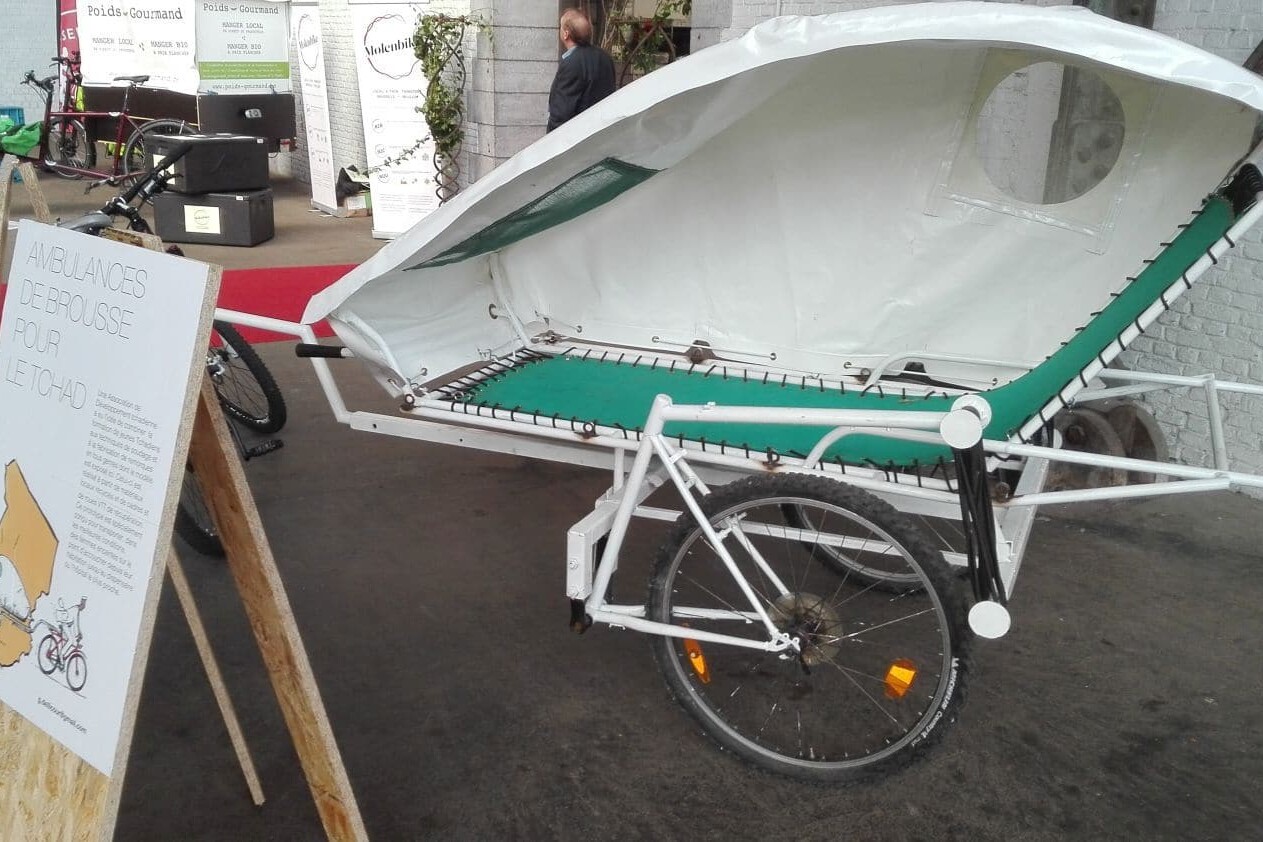 Remorque de vélo ambulance de brousse développée par Guy Dellicour.