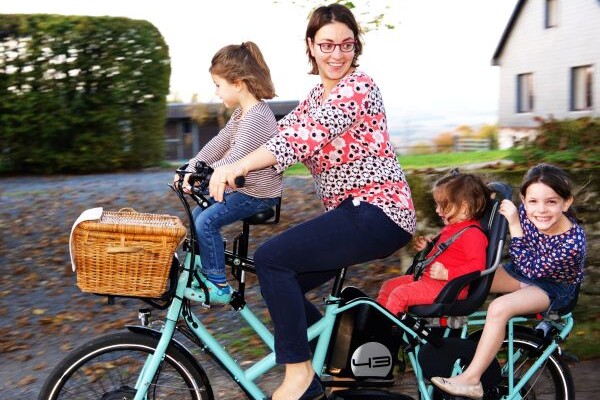 Le vélo de Bike 43 peut transporter jusqu'à 3 enfants. A quatre sur un vélo.