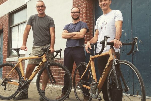 Le vélo en bois fabriqué au Québec par le trio de Picolo Vélo : Loïc, Nicolas et Pierre.