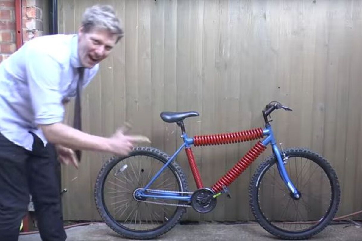 Colin Furze et son bicycle of springs, un cadre de vélo à base de ressorts.