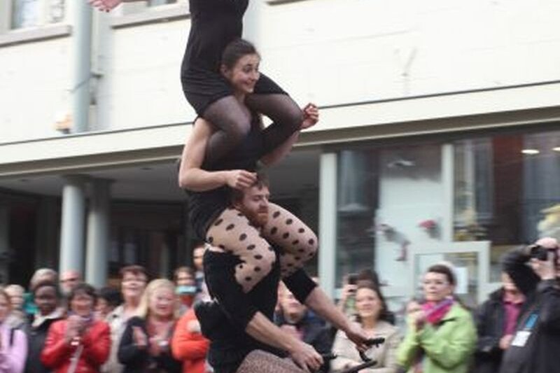 Claire Ruiz, Alice Roma et Damiano Fumagalli de la compagnie Rasoterra sur leur vélo acrobatique Kunstrad.