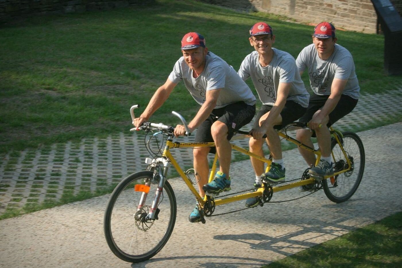 Le vélosophe, Pascal Mageren, et ses deux frères sur leur triplette. Cadre fabriqué par Armand Deroy et équipé par Jean-Pierre Marrion/Giga Bike