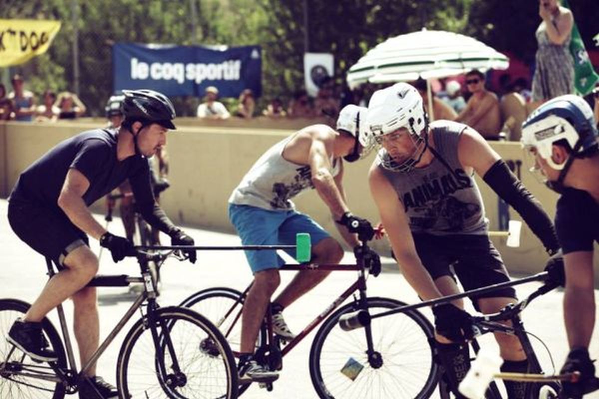 Le hardcourt bike polo se joue sur des vélos à pignon fixe compacts. (photo de Caro Paulette).