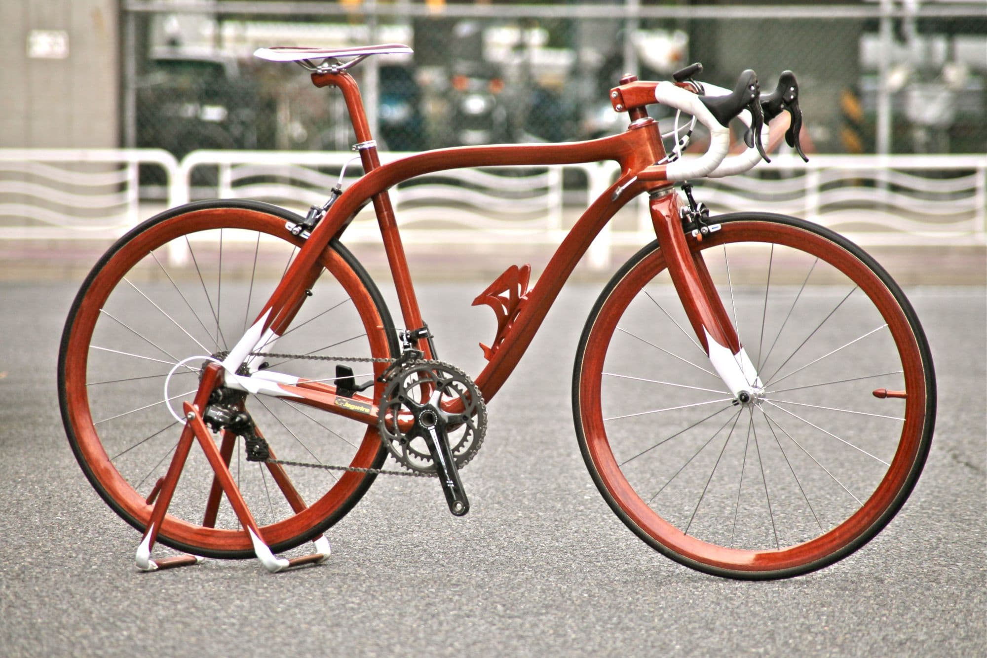 Le vélo en bois d'acajou de Sueshiro Sano, rebaptisé 'Sanomagic'