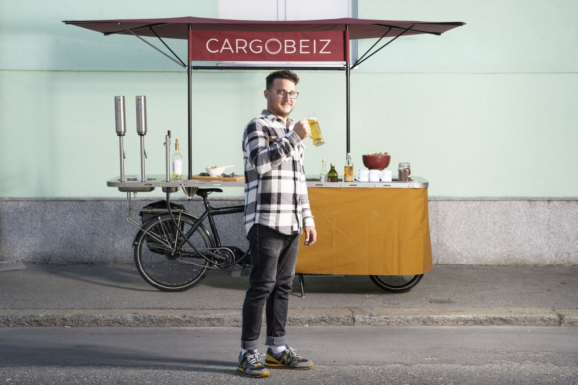 Vélo triporteur électrique transformé en food bike par Cargobeiz (photo : Sébastien Anex)