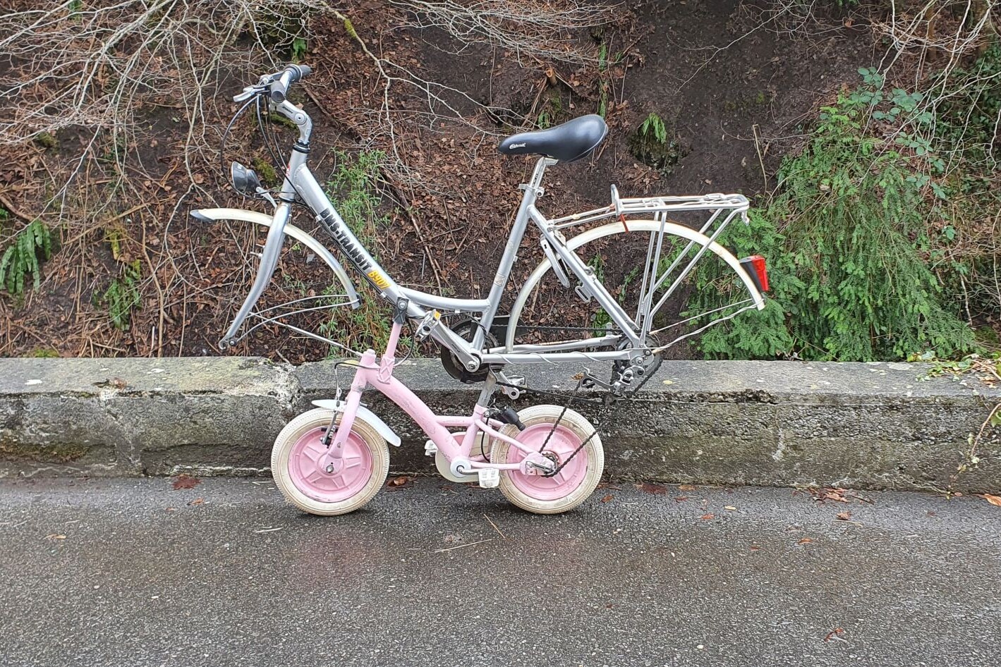 Petit tall bike de David Foutimasseur réalisé avec un cadre de vélo d'enfant et un cadre adulte