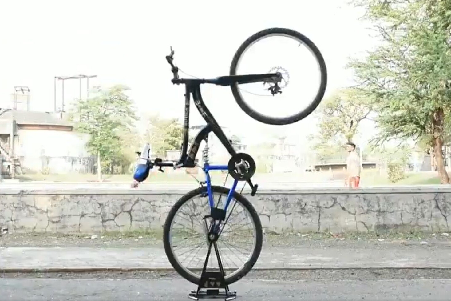 Système de parking vélo vertical Aurtus, développé par Rahul Nambiar.