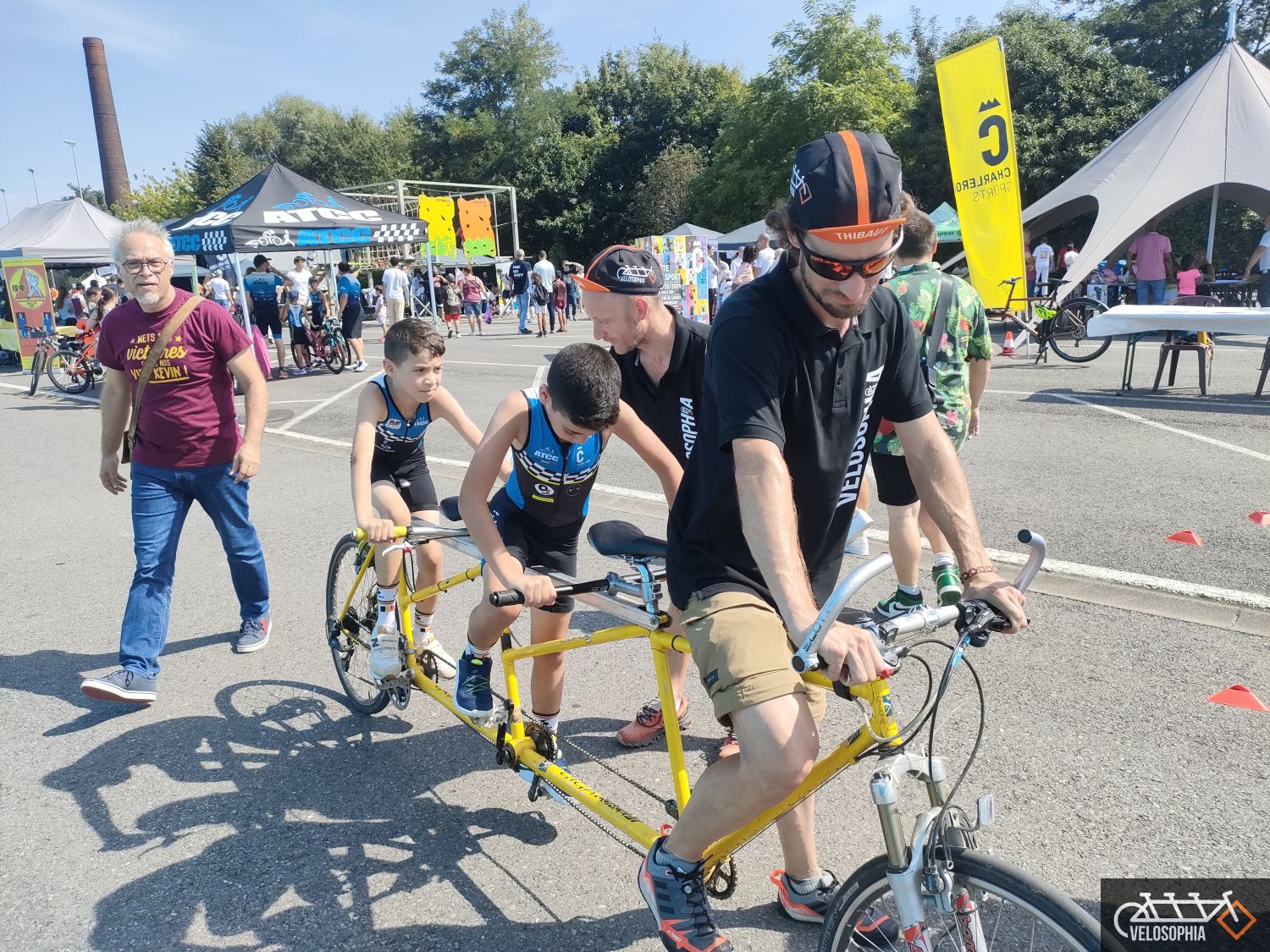 Thiabaut aux commandes de la triplette de Vélosophia avec des jeunes de l'ATCC